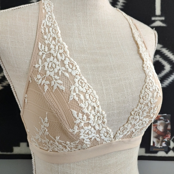 🥰 EUC Wacoal 852191 Embrace Lace Soft Cup Wireless Adjustable Bra, Sand, 32 (S) - Picture 7 of 13